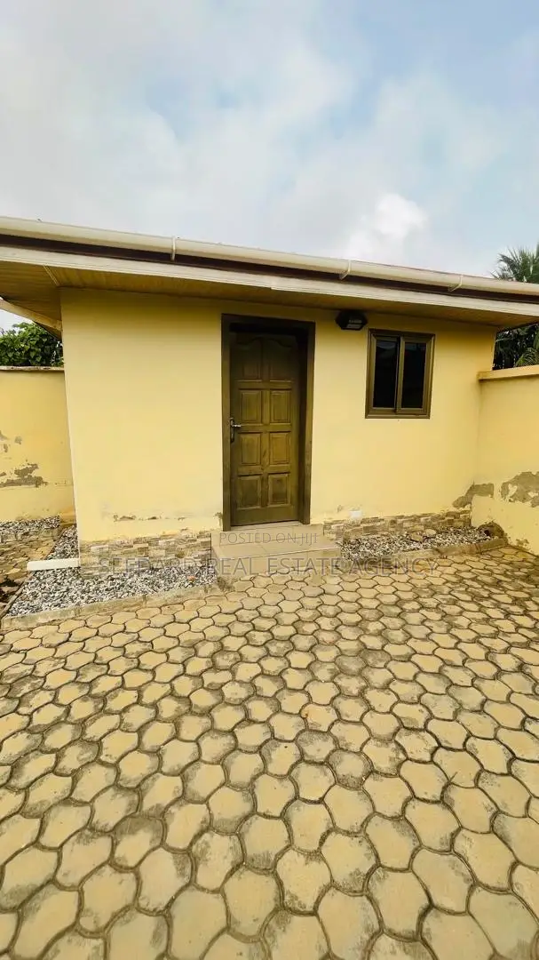 5bdrm House in Pokuase for sale