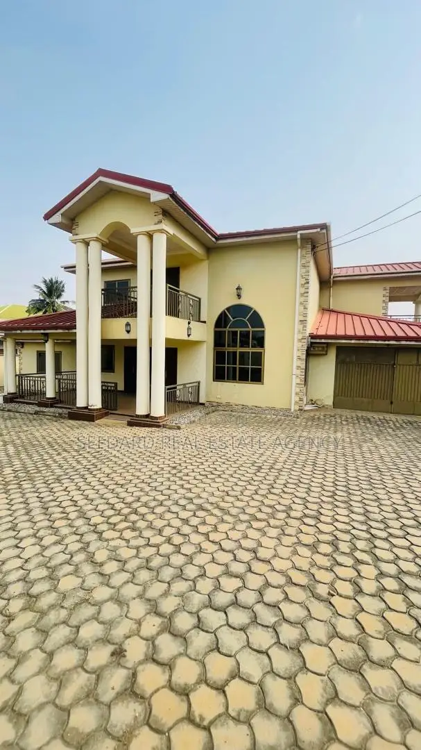 5bdrm House in Pokuase for sale