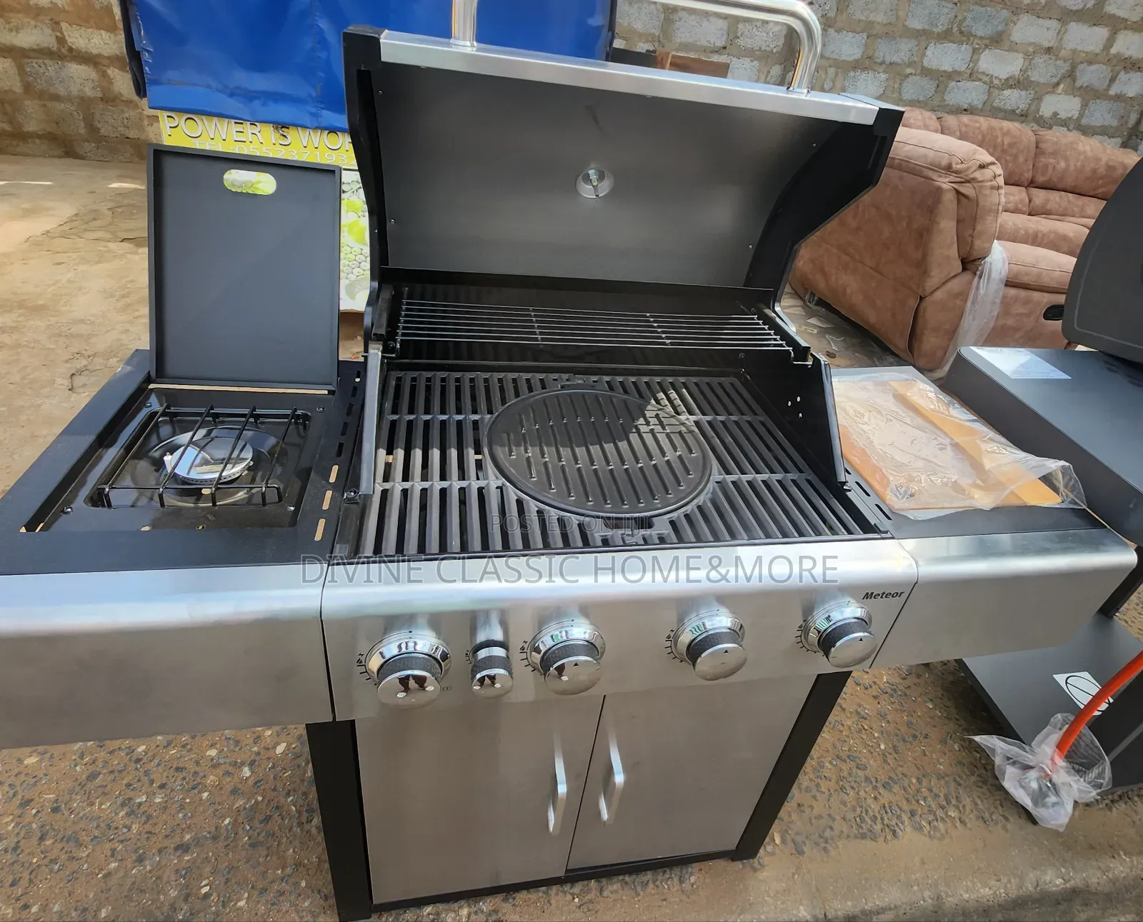 Outback Meteor 4-Burner Hybrid Gas Charcoal BBQ With a Side Burner