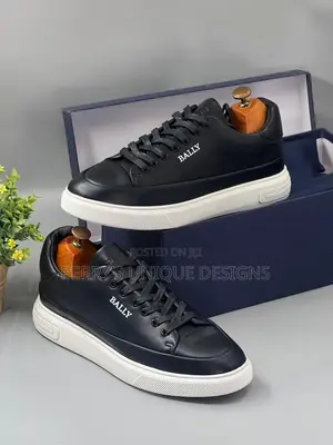Classic Lace-Up Casual Sneakers