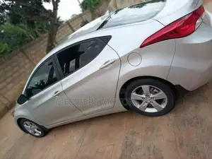 Hyundai Elantra GLS 2012 Silver