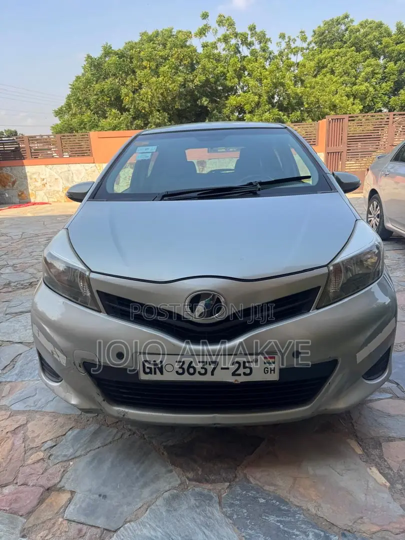 Toyota Vitz 1.3 AWD 3dr 2012 Gray