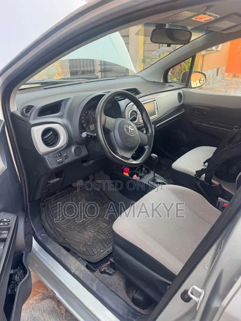 Toyota Vitz 1.3 AWD 3dr 2012 Gray