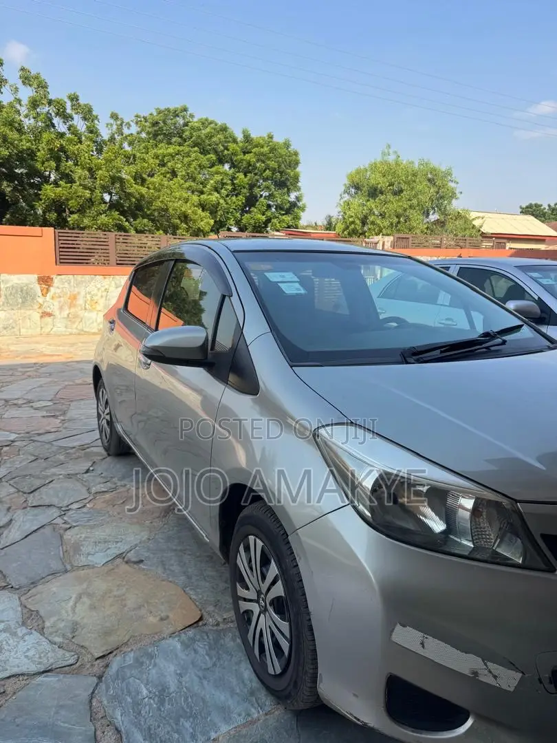 Toyota Vitz 1.3 AWD 3dr 2012 Gray