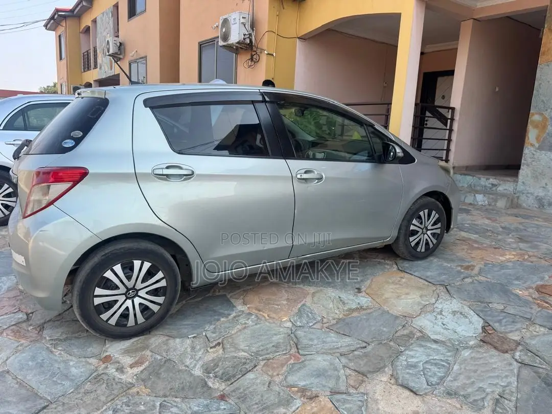 Toyota Vitz 1.3 AWD 3dr 2012 Gray