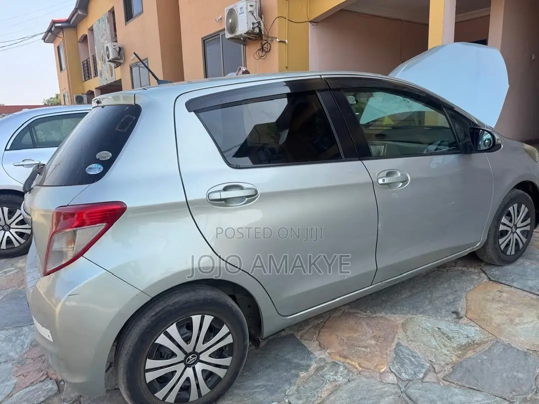 Toyota Vitz 1.3 AWD 3dr 2012 Gray