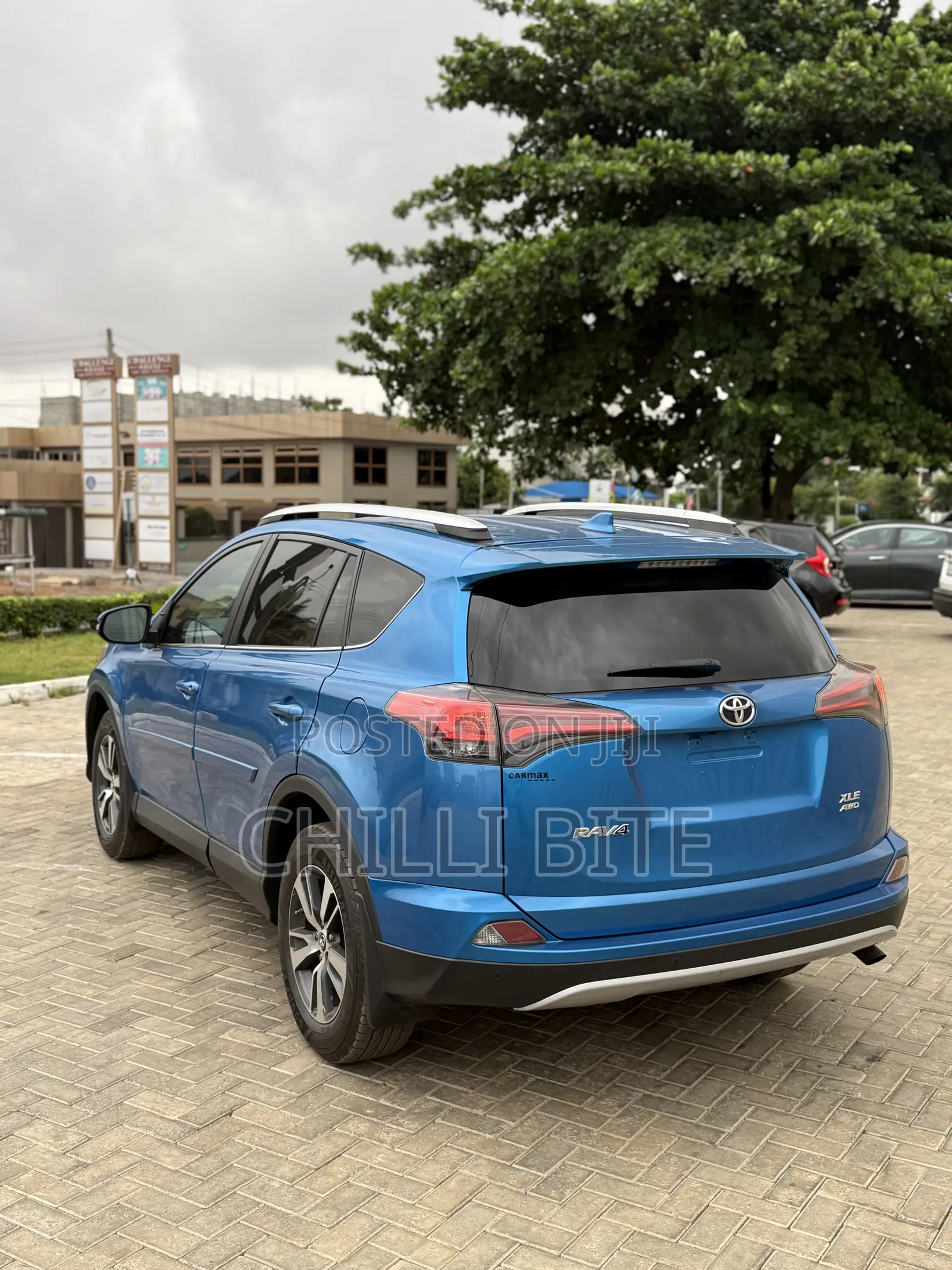 Toyota RAV4 XLE FWD (2.5L 4cyl 6A) 2017 Blue