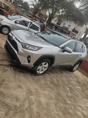 Toyota RAV4 XLE 2021 Silver