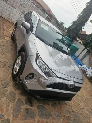 Toyota RAV4 XLE 2021 Silver
