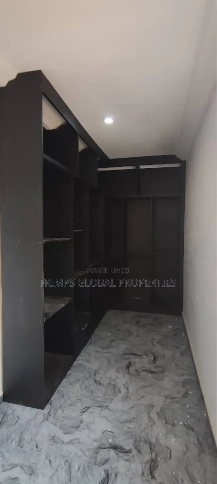 5bdrm House in Pokuase for sale