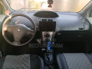 Toyota Vitz 2010 Silver