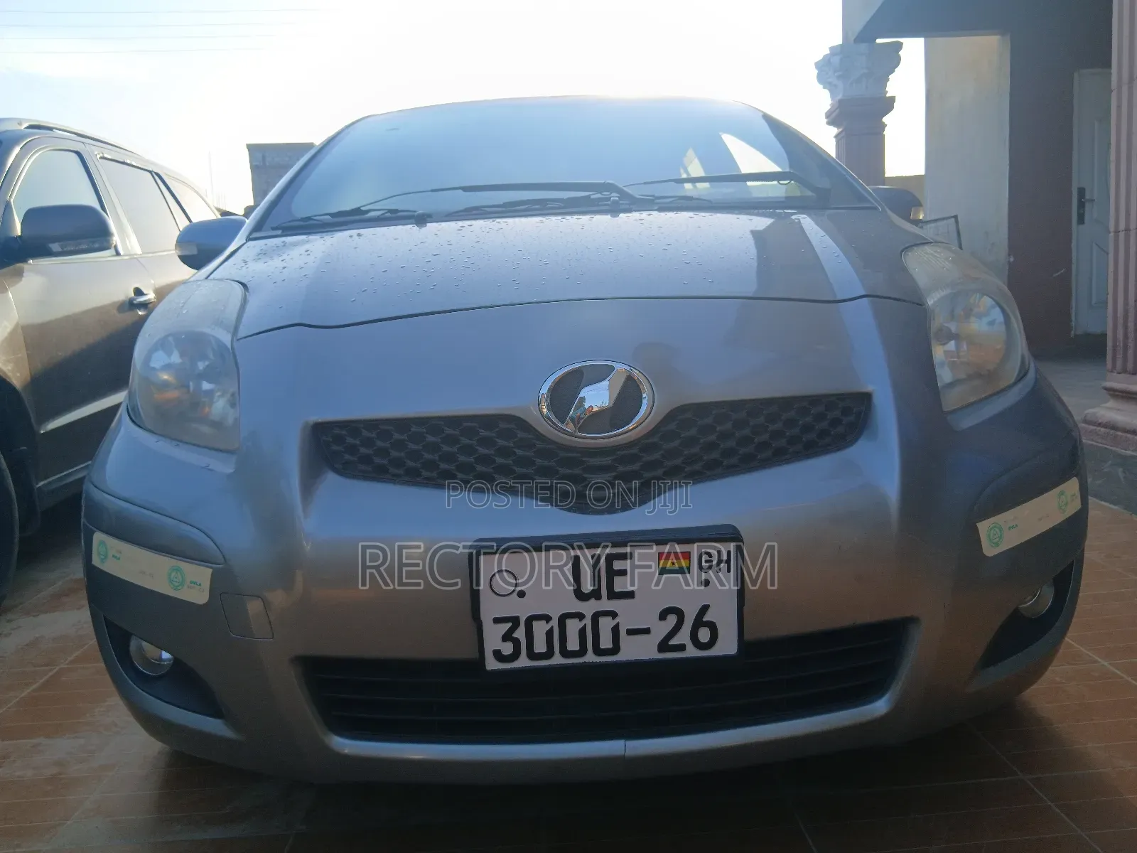 Toyota Vitz 2010 Silver