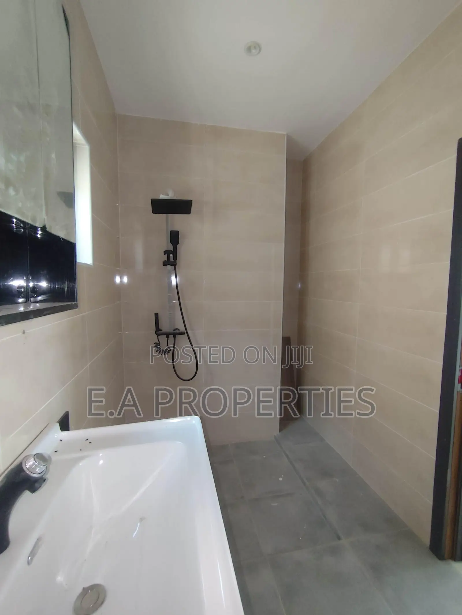 4bdrm Duplex in Ea Properties, Lake Side Estate for sale
