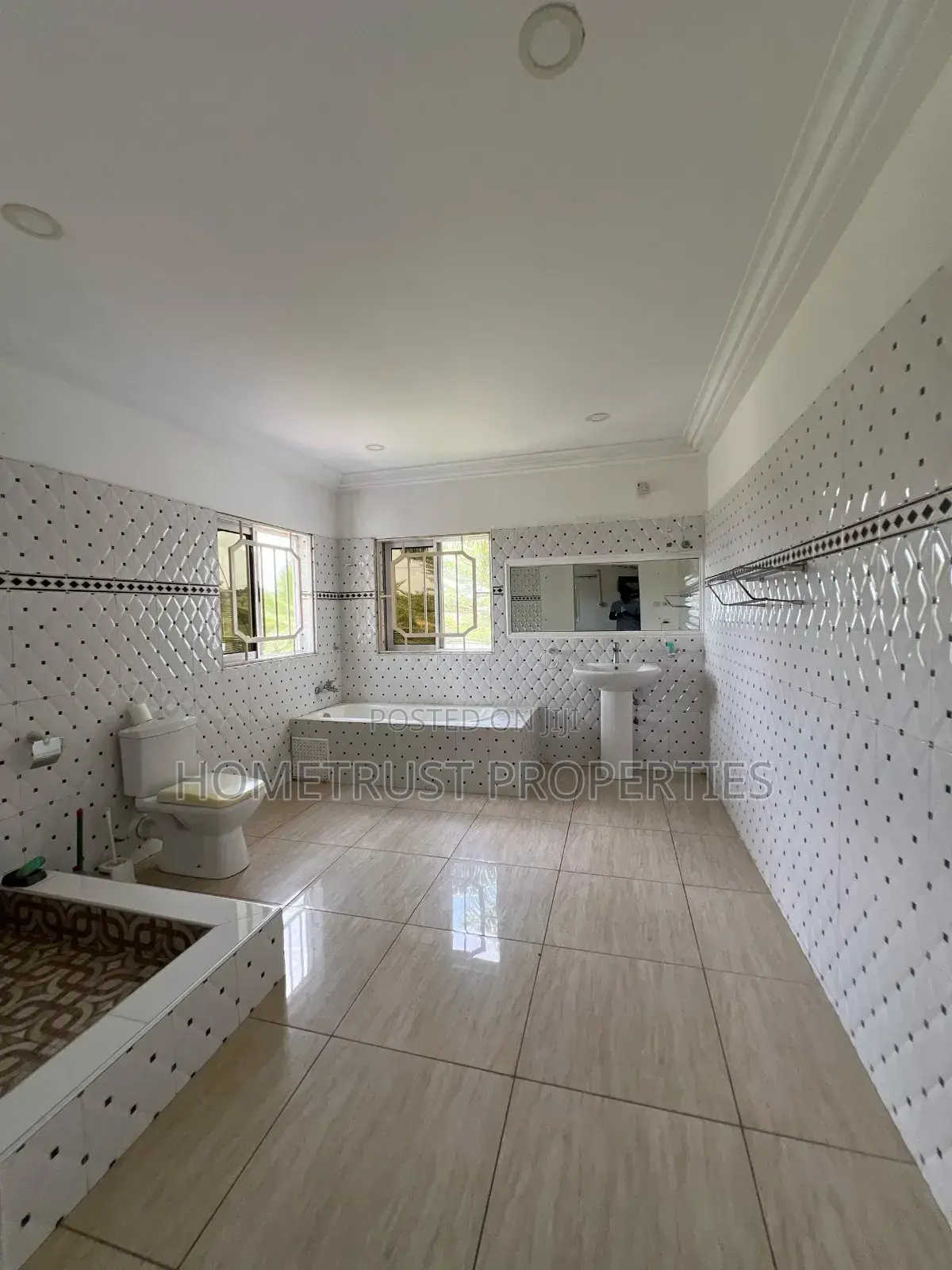 5bdrm Mansion in Aburi for sale