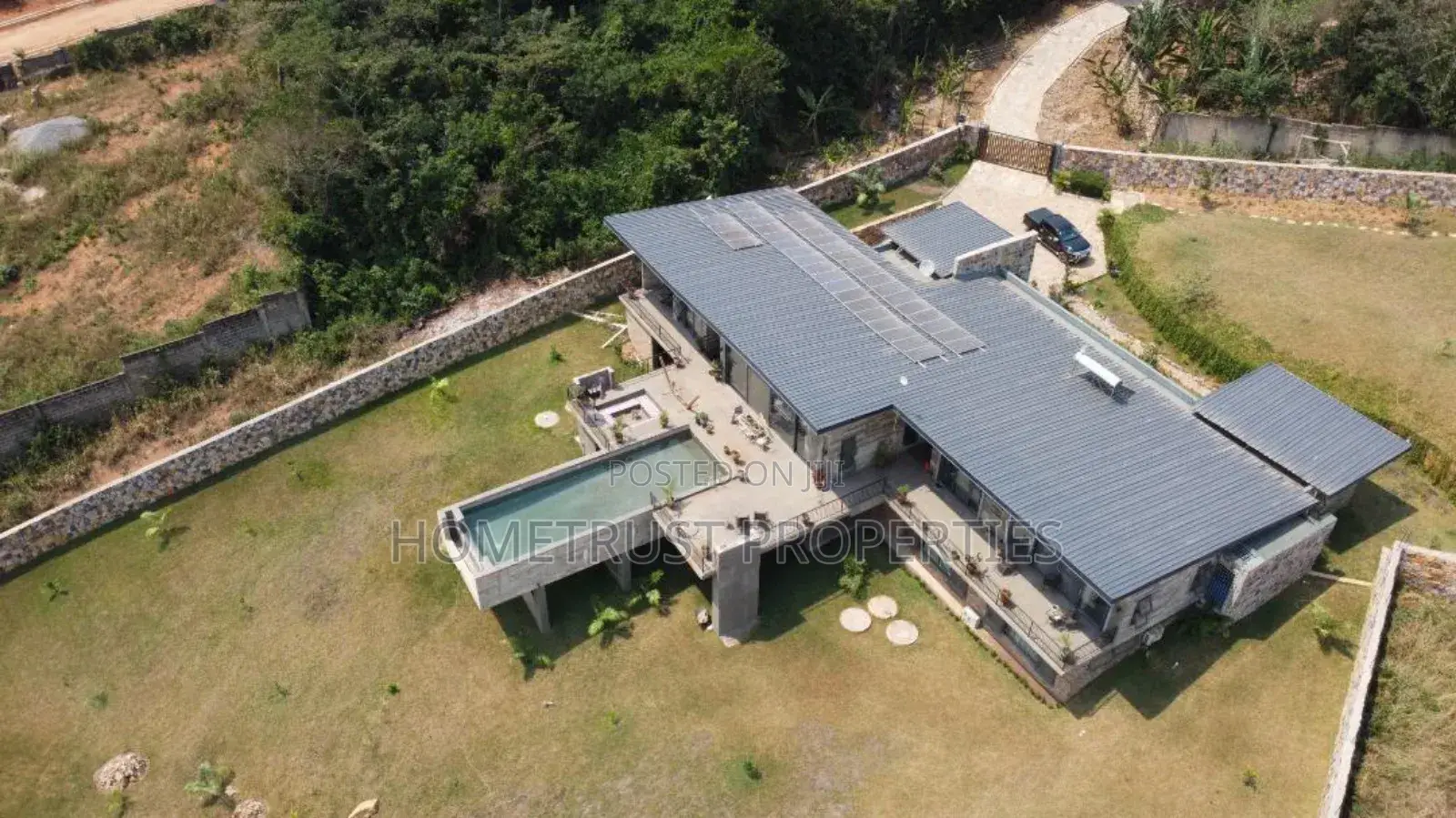 8bdrm Mansion in Aburi for sale