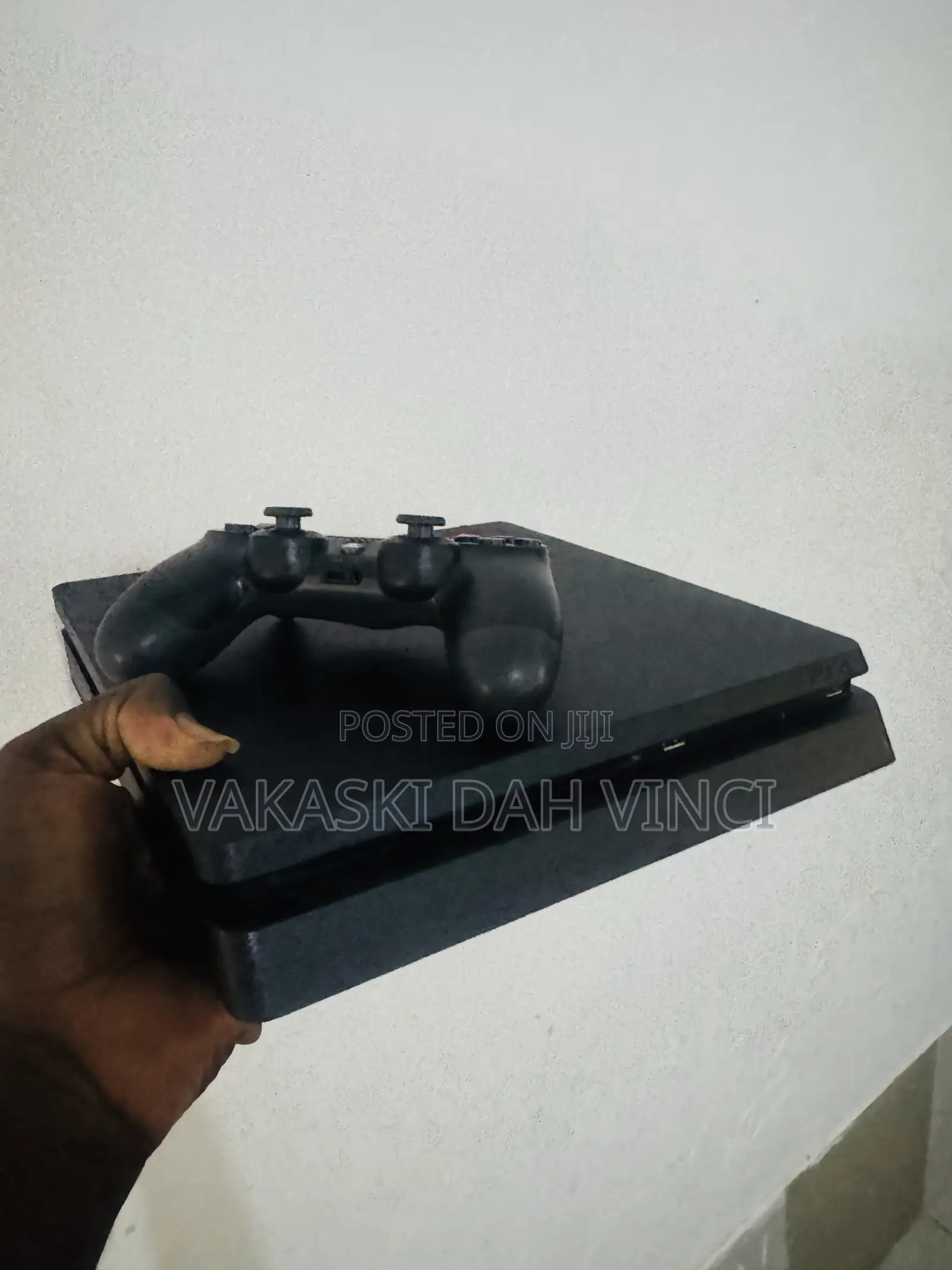 Ps4 Slim With 1 Terabyte of Storage,1controller and 6 Agames