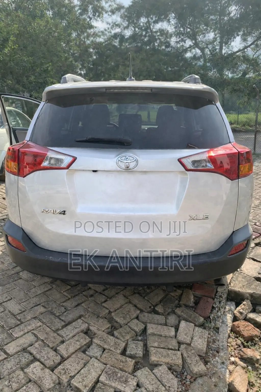 Toyota RAV4 XLE 4dr SUV (2.5L 4cyl 6A) 2015 Silver