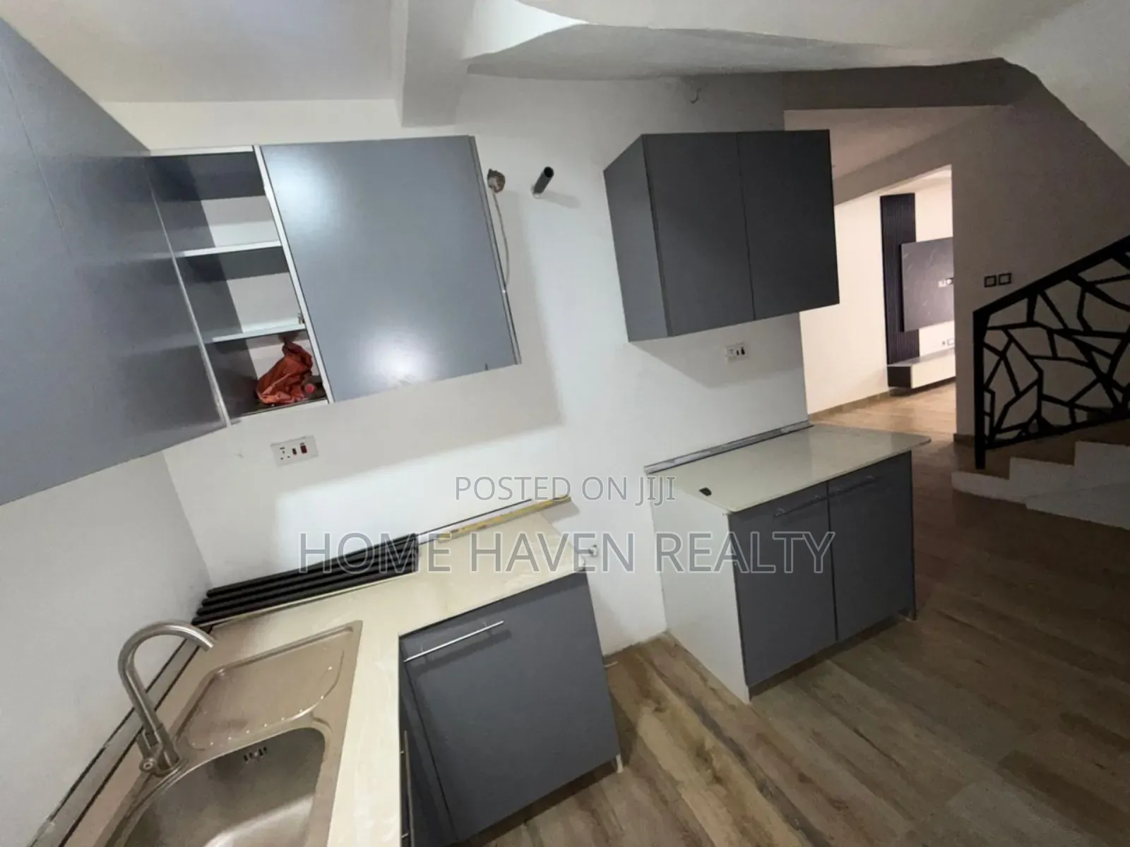 3bdrm House in Ashongman Estate, Police Station for sale