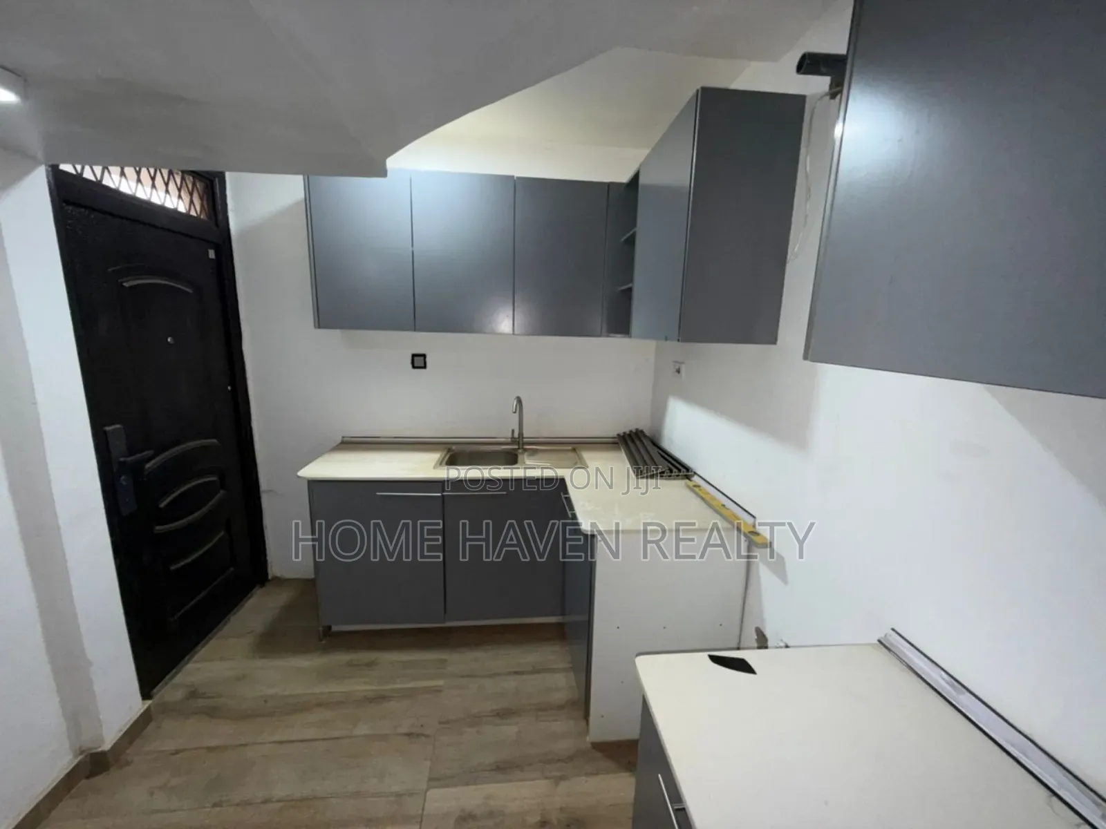 3bdrm House in Ashongman Estate, Police Station for sale