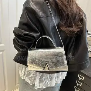2025 Luxe Minimalist Handbag - Perfect for Any Occasion