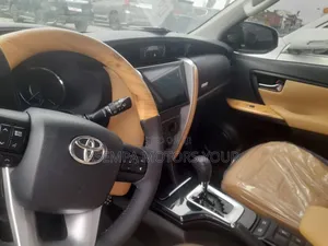 Toyota Fortuner 2.7 RWD 2017 White
