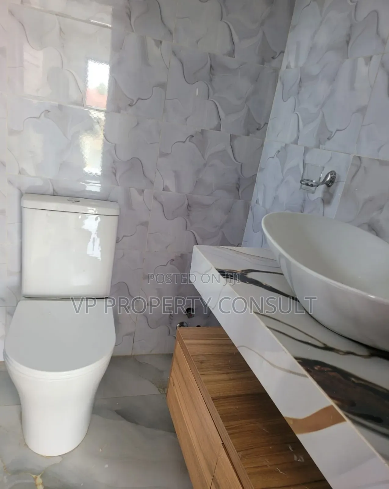 2bdrm House in School Junction for sale