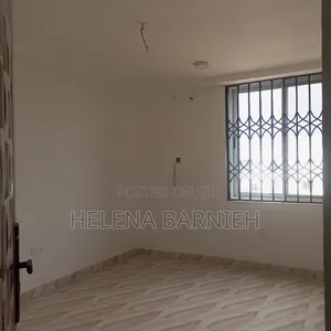 3bdrm Apartment in Helena Estate Agency, The Mall for rent