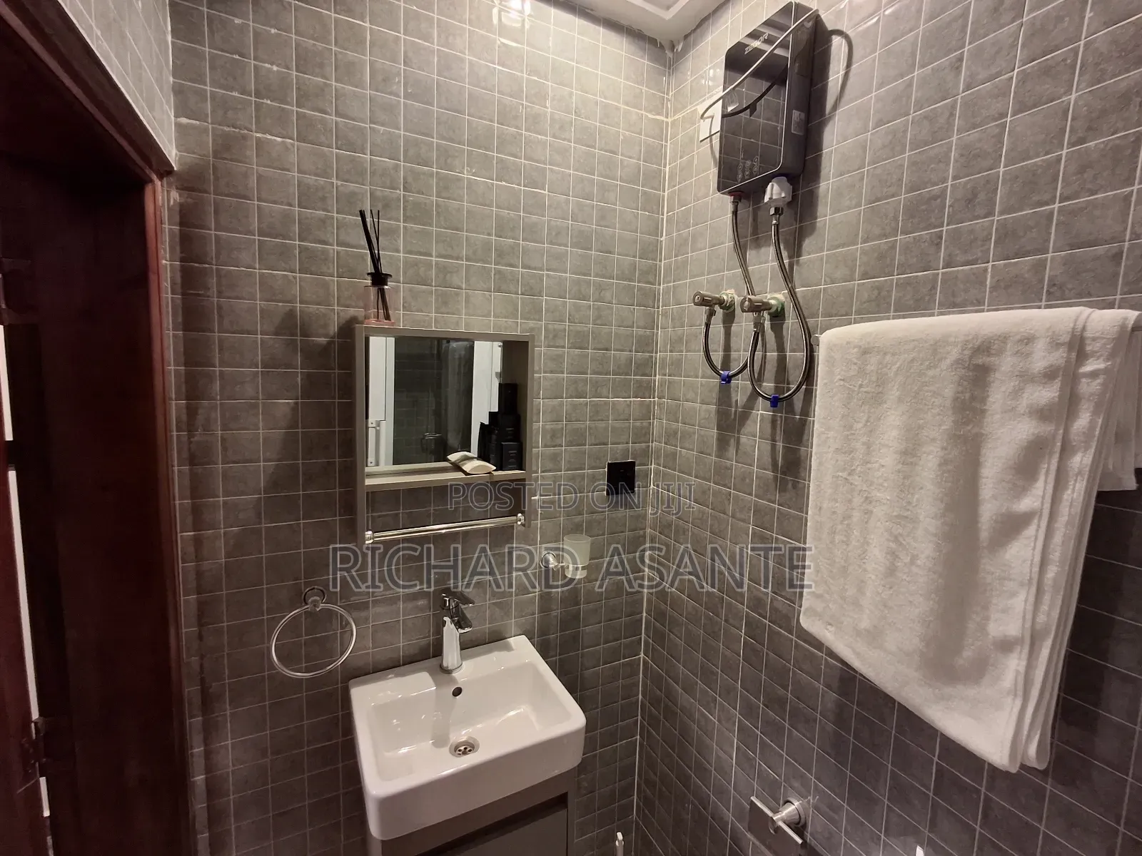 Executive Apartment With Hot Water Washroom and Kitchen