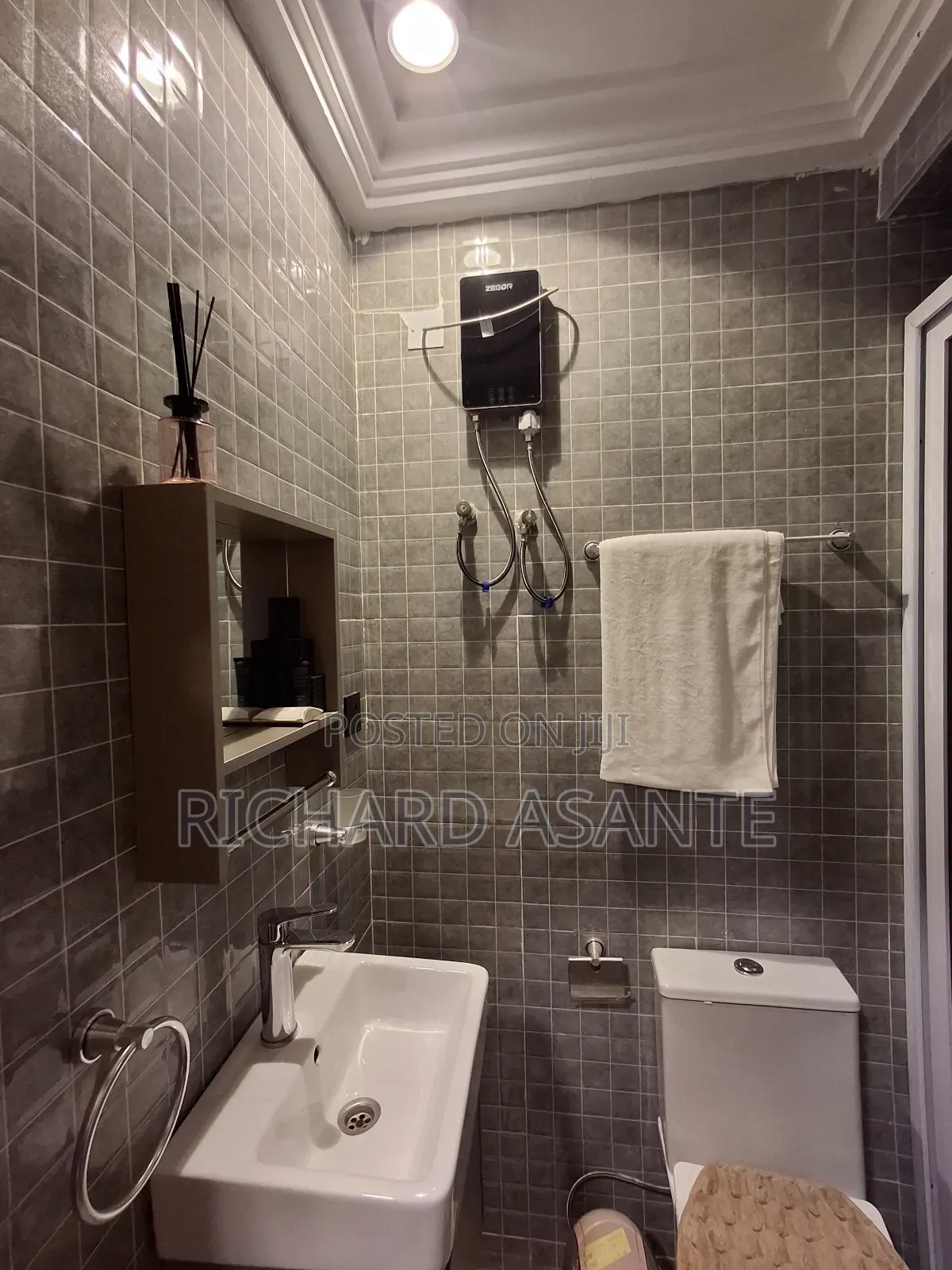 Executive Apartment With Hot Water Washroom and Kitchen