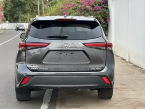 Toyota Highlander XLE 2022 Gray