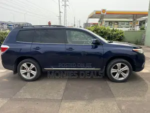 Toyota Highlander SE 2012 Blue