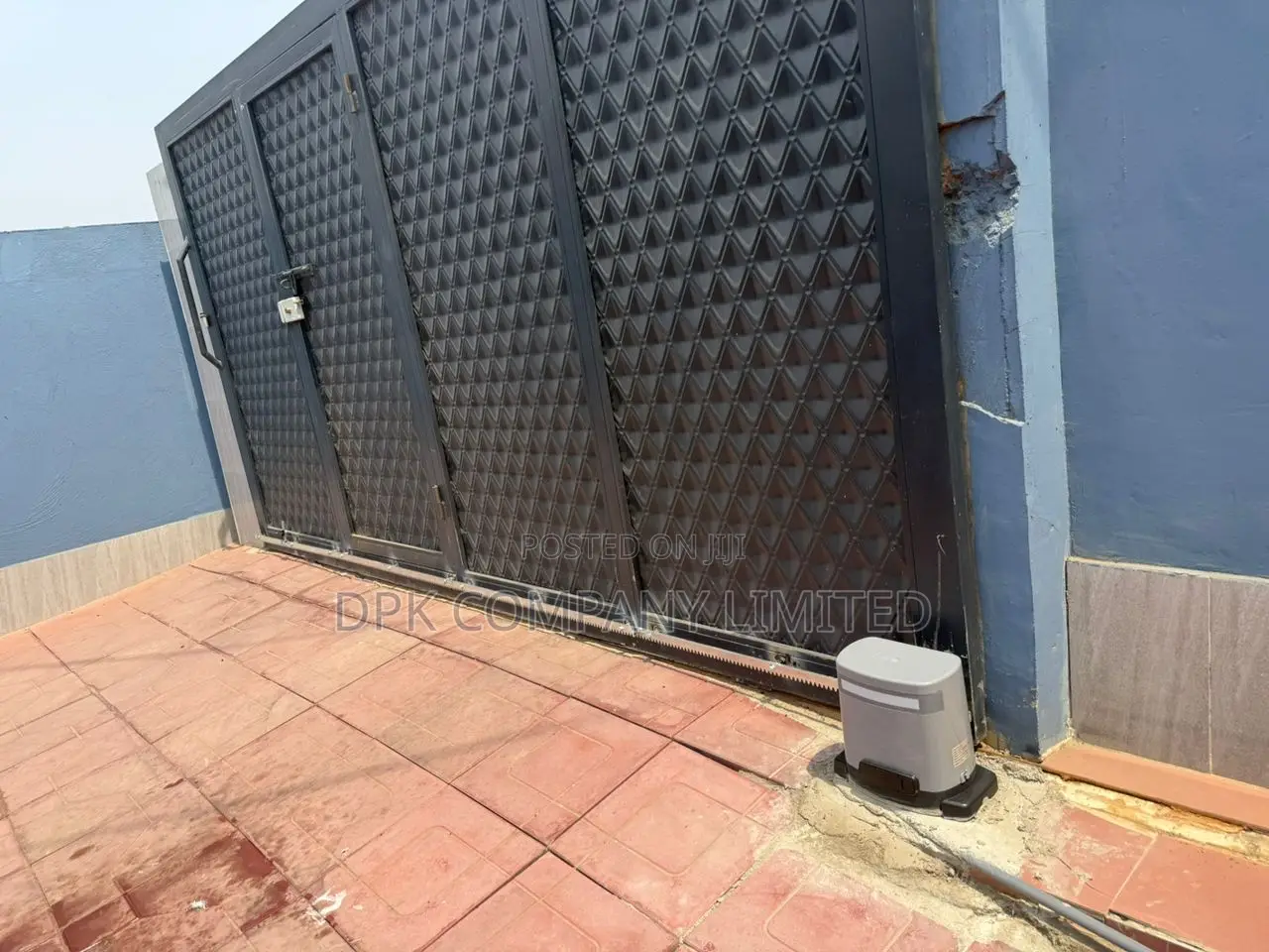 Gate Opener|Solar Power| Built-in Battery, (Solar Panel Inclusive)