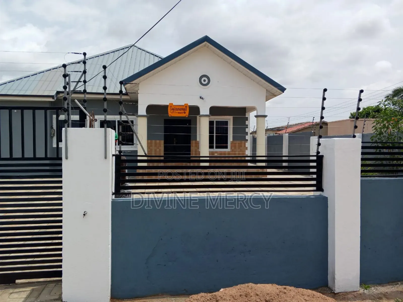 3bdrm Bungalow in Krispo City/Doctor, Awutu Senya East Municipal