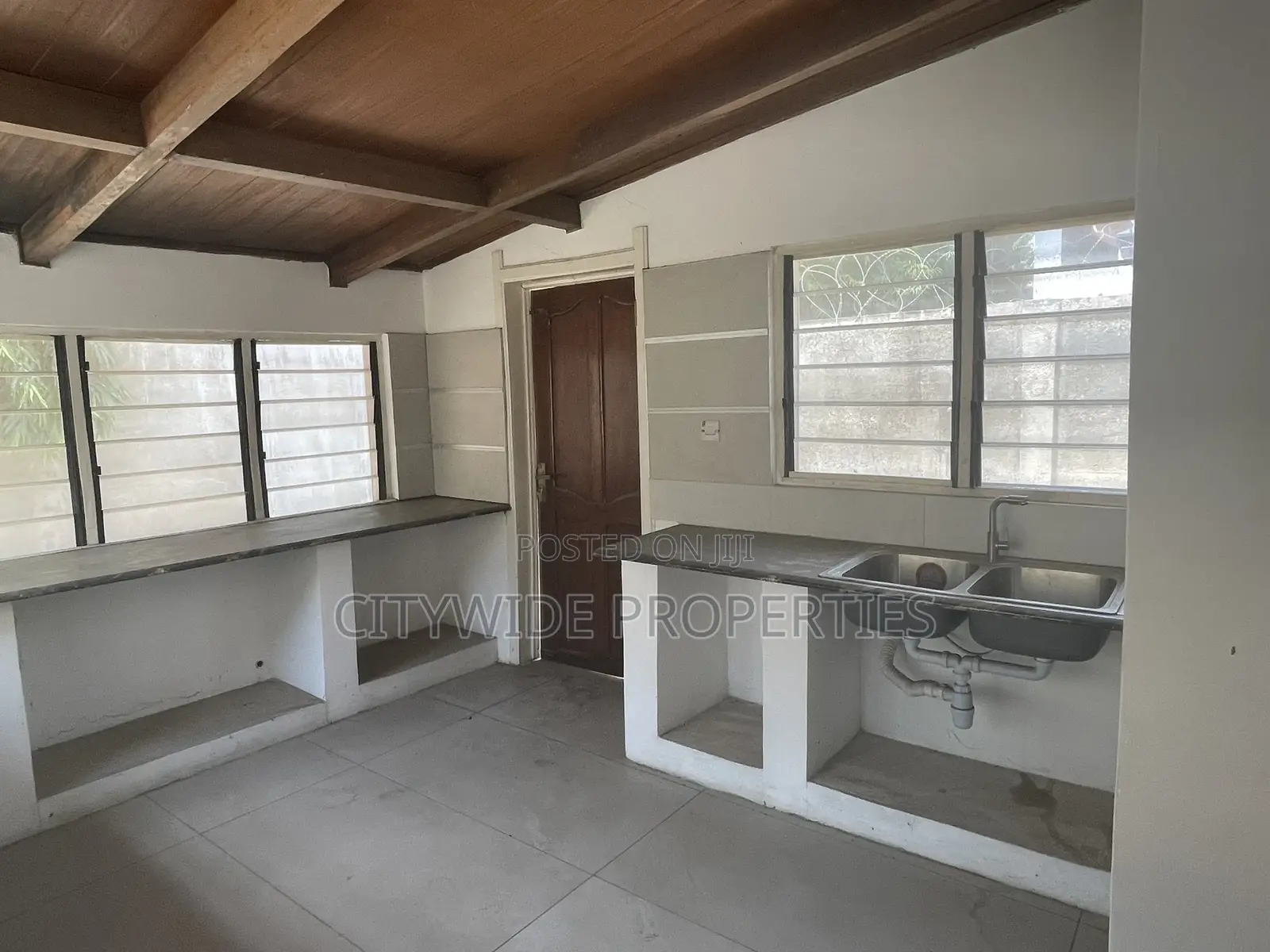 4bdrm House in Dzorwulu for sale