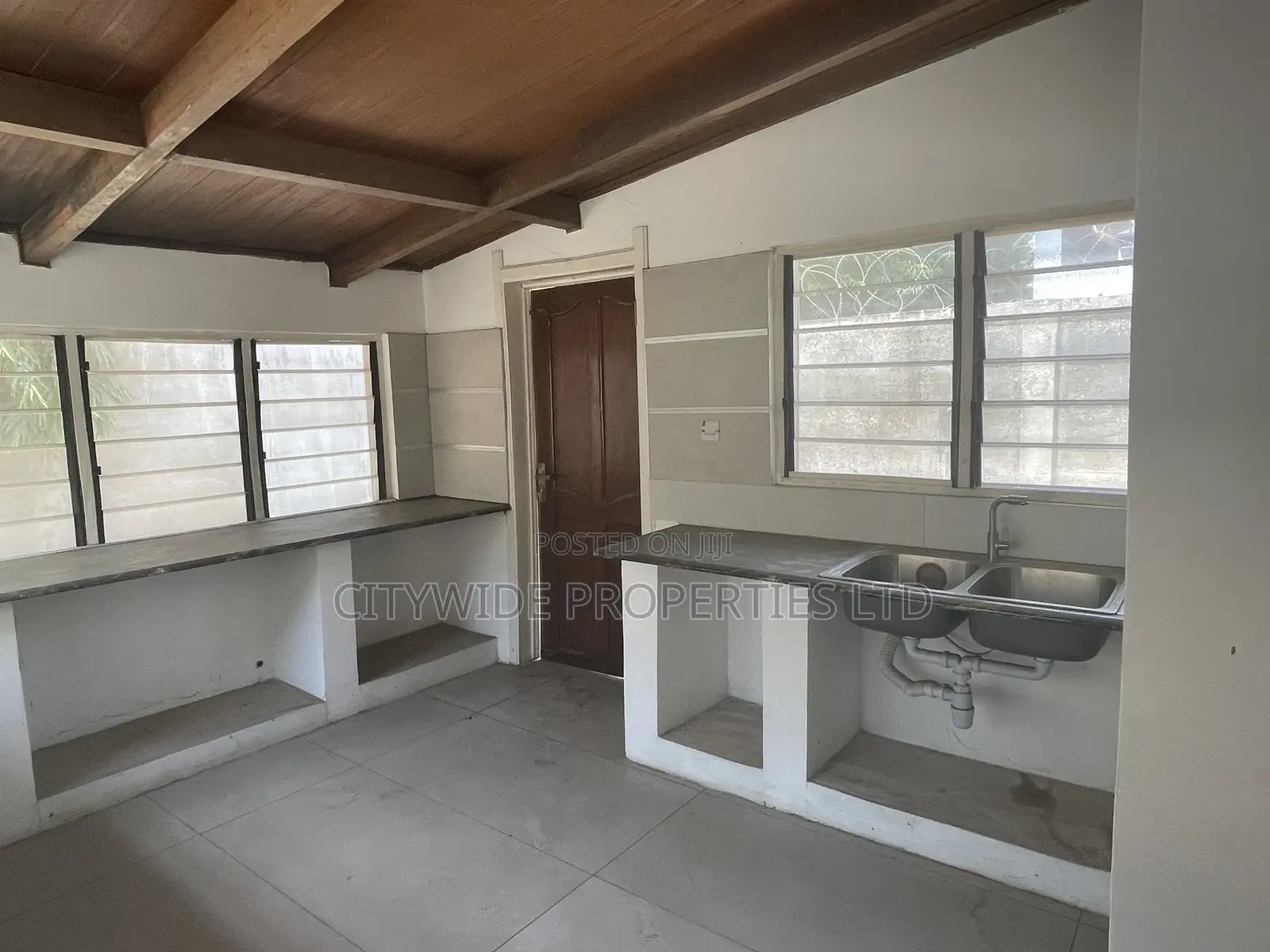 4bdrm House in Dzorwulu for sale