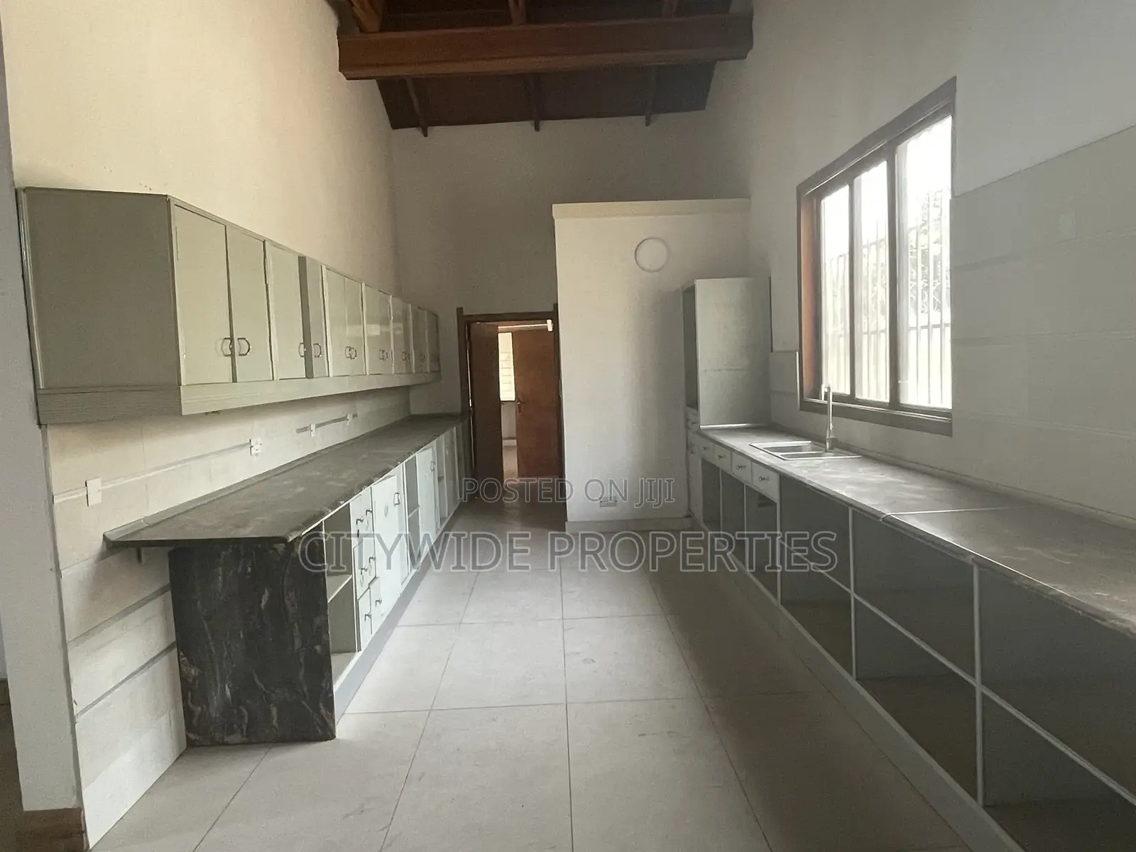 4bdrm House in Dzorwulu for sale