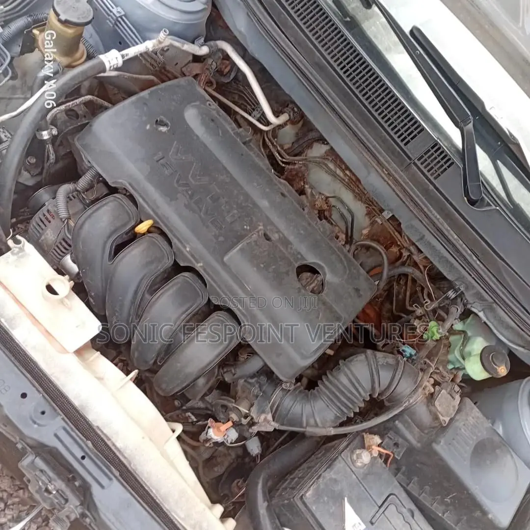 Toyota Matrix Hatchback FWD (1.8L 4cyl 5M) 2007 Gray