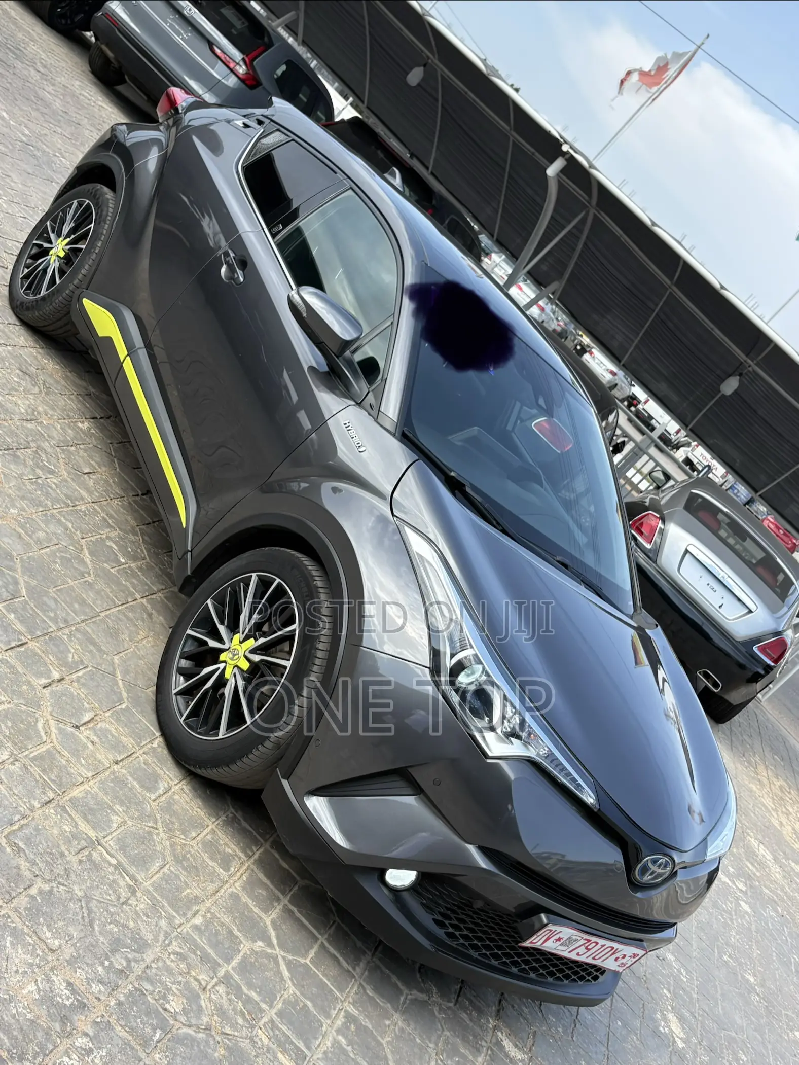 Toyota C-HR XLE FWD Sport Utility (2.0L 4cyl 2AM) 2018 Gray