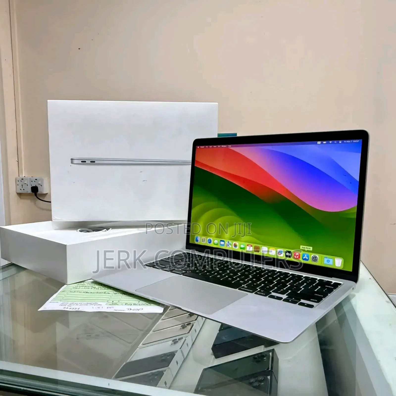 New Laptop Apple MacBook Pro 16GB Intel Core i5 SSD 512GB