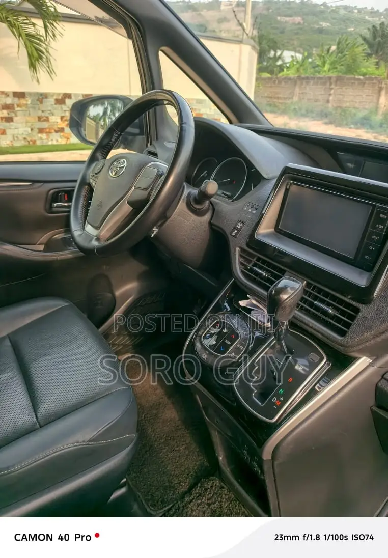 Toyota Esquire 2016 Black