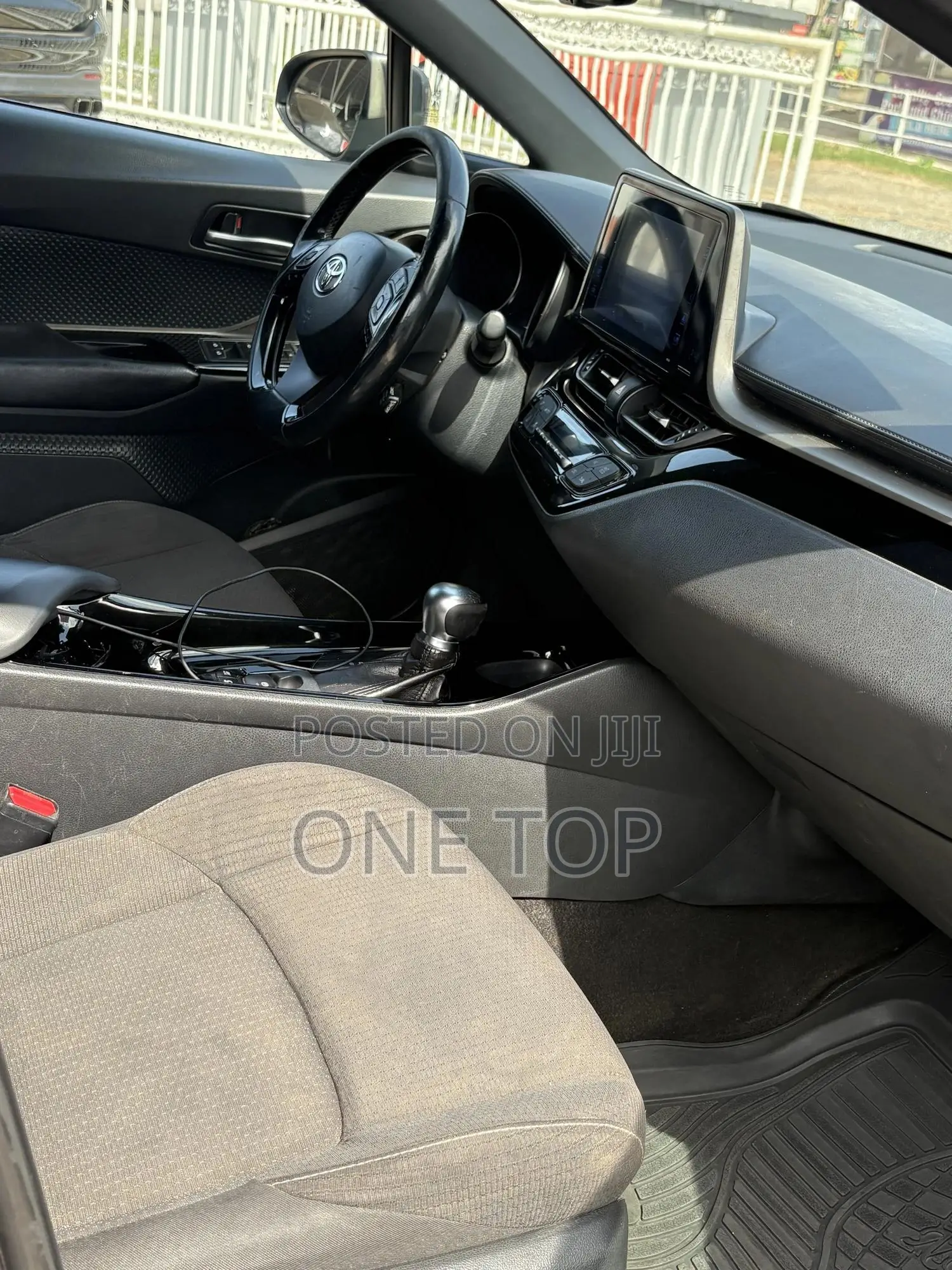 Toyota C-HR XLE FWD Sport Utility (2.0L 4cyl 2AM) 2018 Gray
