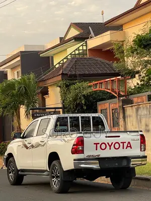Toyota Hilux 2024 White