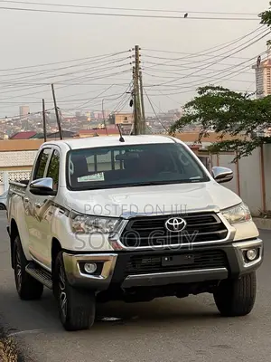 Toyota Hilux 2024 White