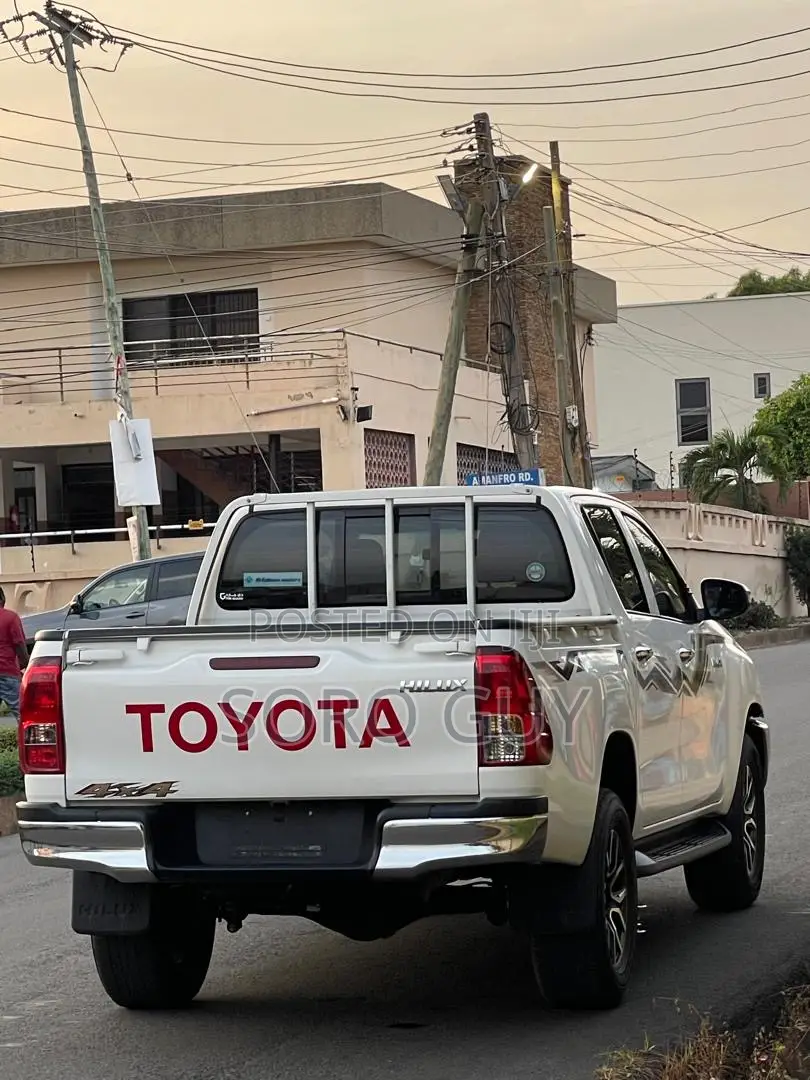 Toyota Hilux 2024 White