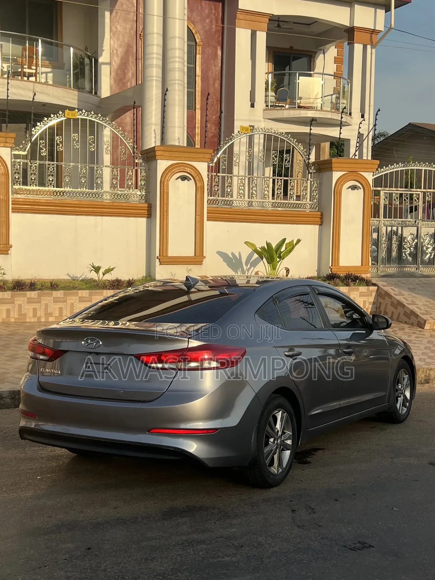 Hyundai Elantra Limited Sedan FWD (2.0L 4cyl 6A) 2017 Gray
