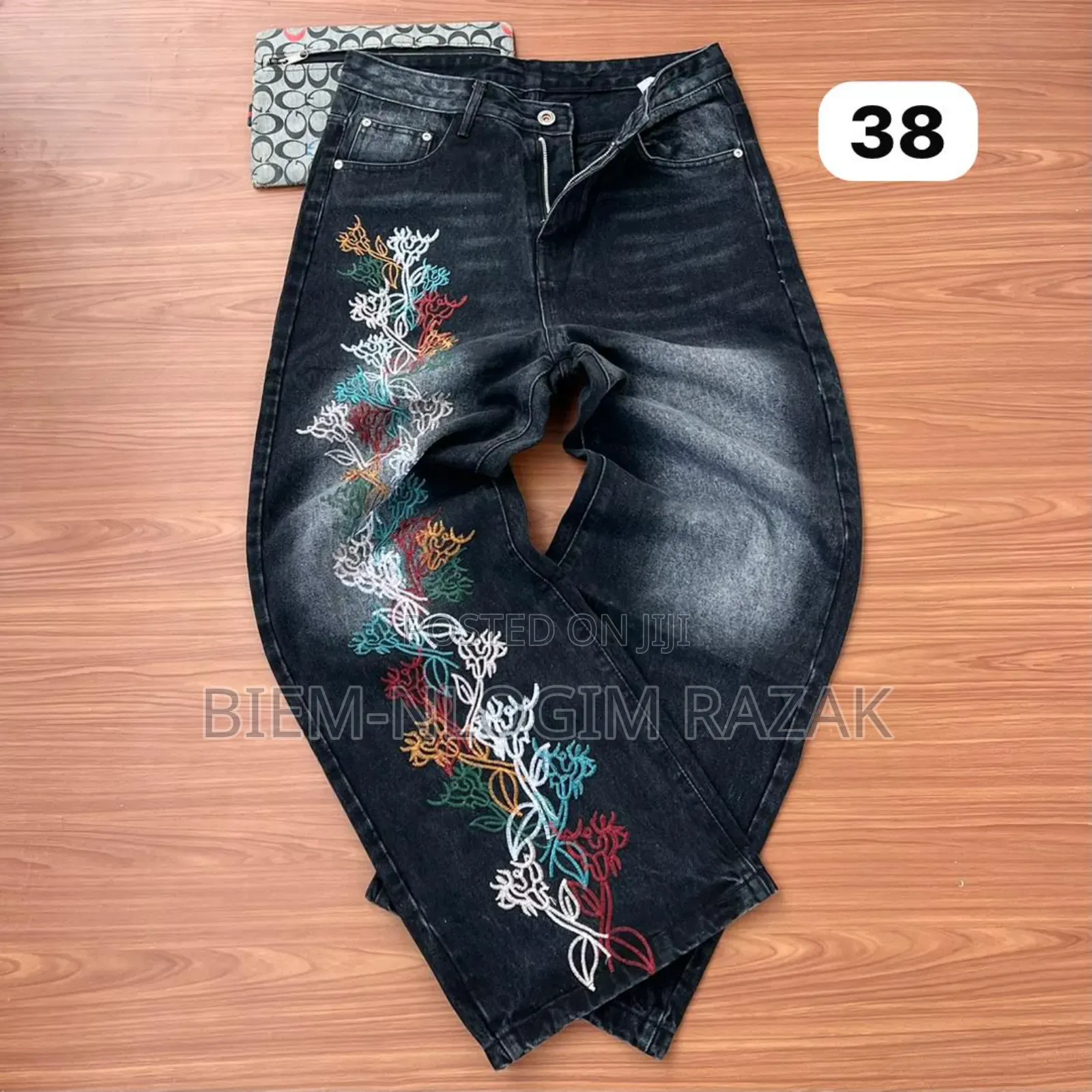 Tops Quality Luis Vutton and Gucci Baggy Jeans Available in Stock