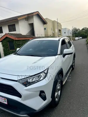 Toyota RAV4 LE AWD 2020 White