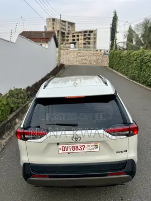 Toyota RAV4 LE AWD 2020 White