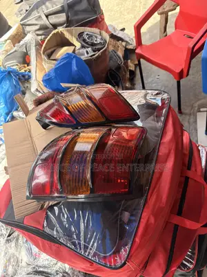 Pontiac Vibe 2004 2005 Home Used Tail Light Pair