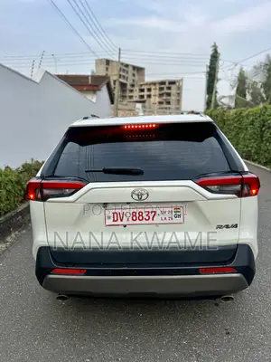 Toyota RAV4 LE AWD 2020 White